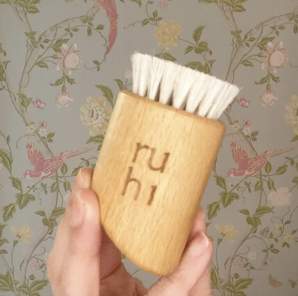 Dry Brushing - Face Yoga with Areti Kafantari